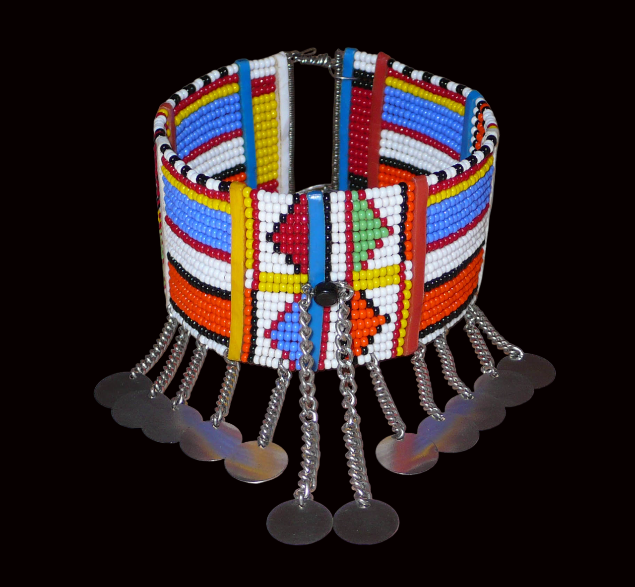 Authentique bracelet africain de cheville à motifs tribaux Massai composé de dix-huit rangées de perles de rocaille, et décoré de chaînettes ornées de disques métalliques.