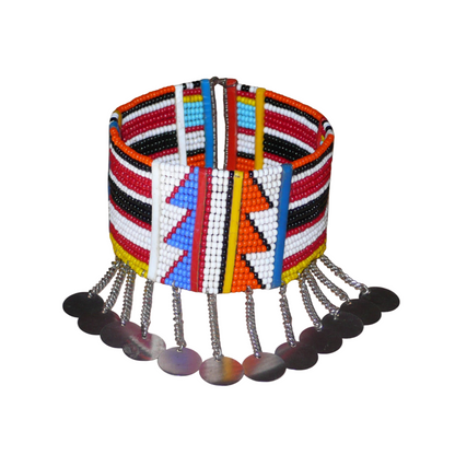 Bracelet de cheville africain traditionnel aux couleurs et motifs ethniques géométriques Massai composé de dix-huit rangées de perles de verre multicolores et décoré de chaînettes rehaussée de disques métalliques.