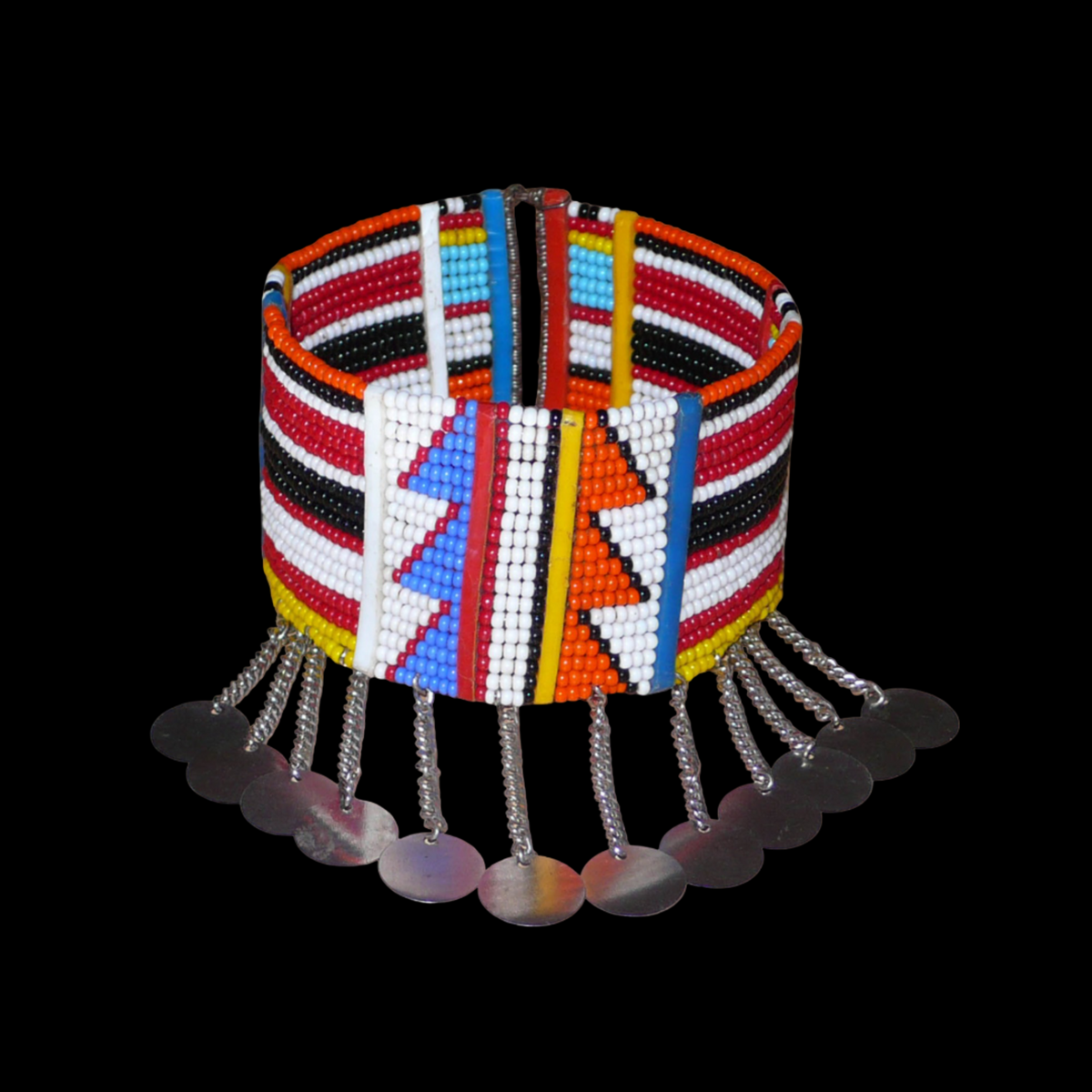 Bracelet de cheville africain traditionnel aux couleurs et motifs ethniques géométriques Massai composé de dix-huit rangées de perles de verre multicolores et décoré de chaînettes rehaussée de disques métalliques.