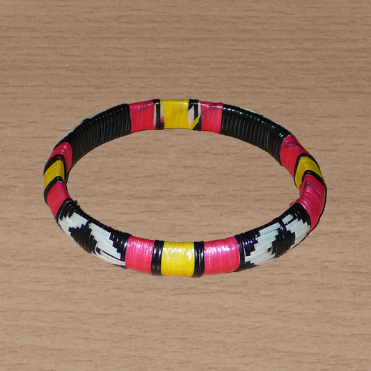 Fabriqué au Mali dans une approche eco-responsable, ce bracelet africain malien à motifs ethniques est tissé à partir de fines bandes de plastique recyclé noir, jaune, rouge et blanc.
