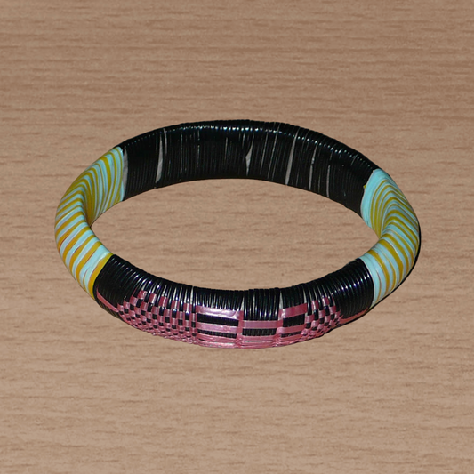 Bracelet africain fabriqué au Mali tissé avec de fines bandes de plastique recyclé noir, rose, vert et jaune.