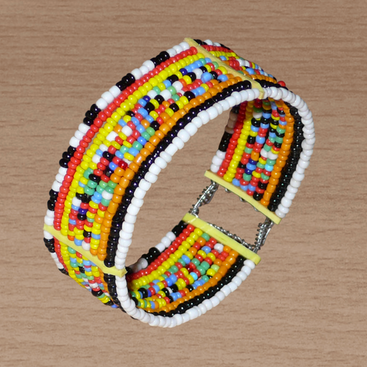 Bracelet africain Massai composé de dix rangées de perles de rocaille multicolores enfilées sur des fils de fer fixés sur des charnières en plastique. Le bracelet se ferme avec deux crochets.
