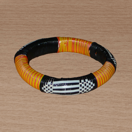 Fabriqué au Mali dans une démarche écologique, ce bracelet africain à motifs ethniques se compose d'un tissage de fines bandes de plastique recyclé noir, blanc, jaune et orange.