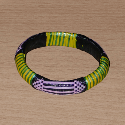 Bracelet africain écolo à motifs ethniques tissés avec des bandes de plastique recyclé noir, violet, vert et jaune.