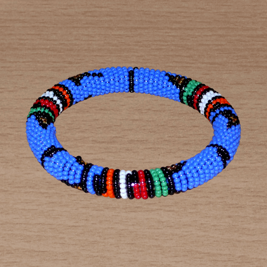 Bracelet africain traditionnel bleu à motifs ethniques zoulous multicolores composé d'un tissage de perles de rocaille.