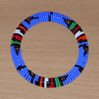 Bracelet africain traditionnel bleu à motifs ethniques zoulous multicolores composé d'un tissage de perles de rocaille.