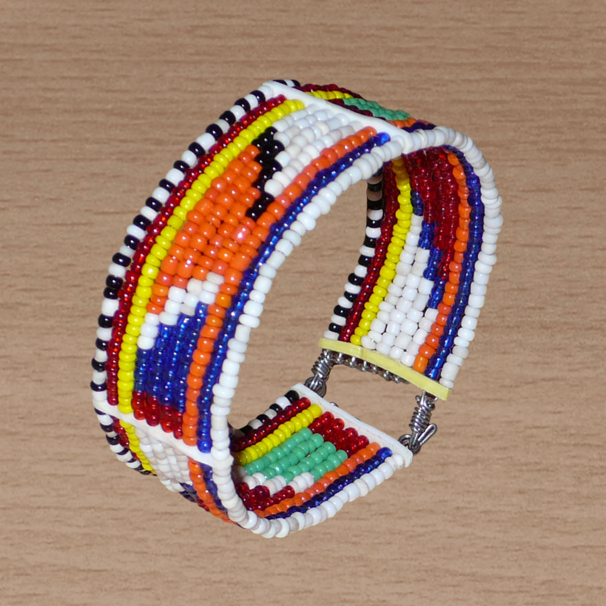 Bracelet africain tribal Massai composé de dix rangées de perles de rocaille multicolores aux couleurs et motifs traditionnels Massai.