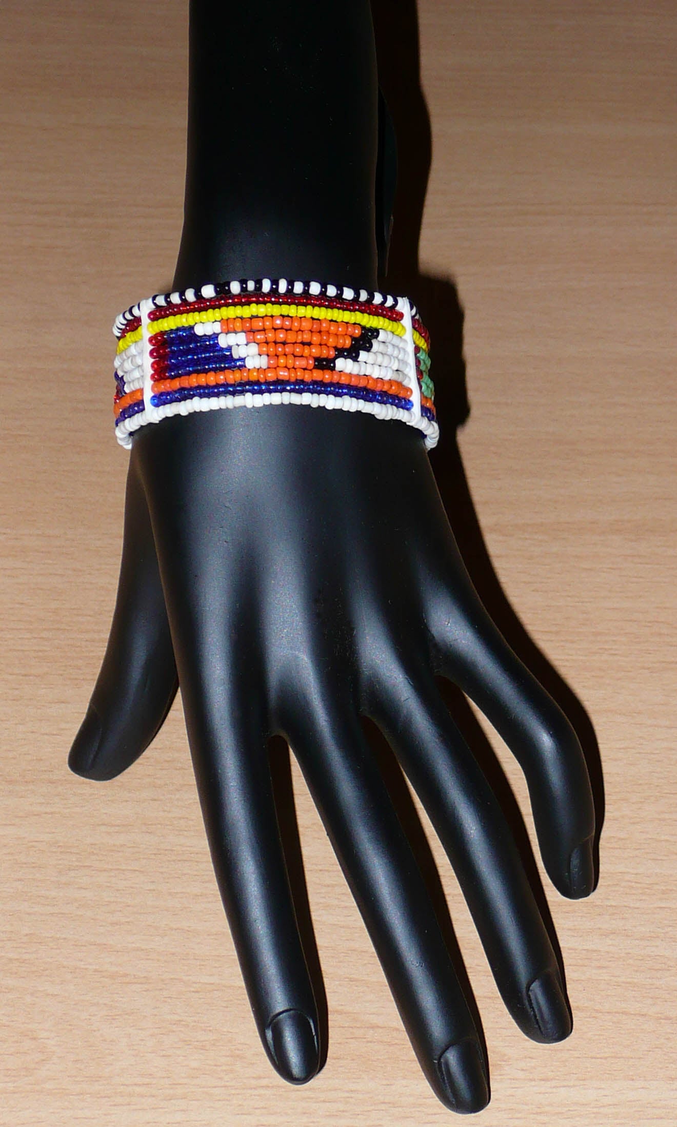 Bracelet africain tribal Massai composé de dix rangées de perles de rocaille multicolores aux couleurs et motifs traditionnels Massai.