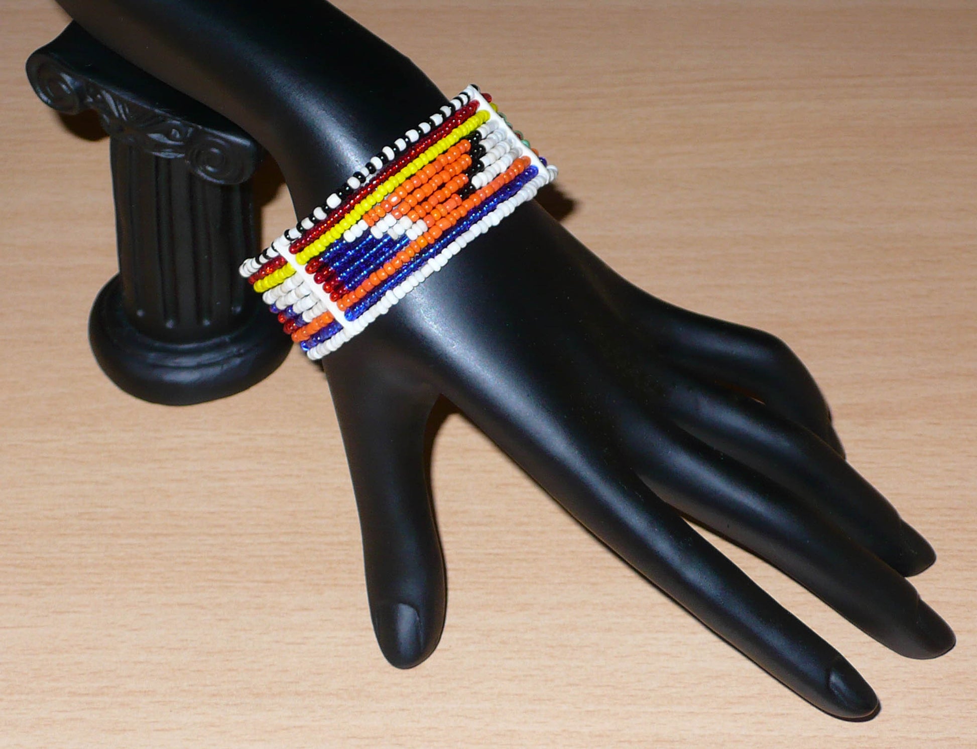Bracelet africain tribal Massai composé de dix rangées de perles de rocaille multicolores aux couleurs et motifs traditionnels Massai.