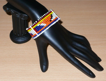 Bracelet africain tribal Massai composé de dix rangées de perles de rocaille multicolores aux couleurs et motifs traditionnels Massai.