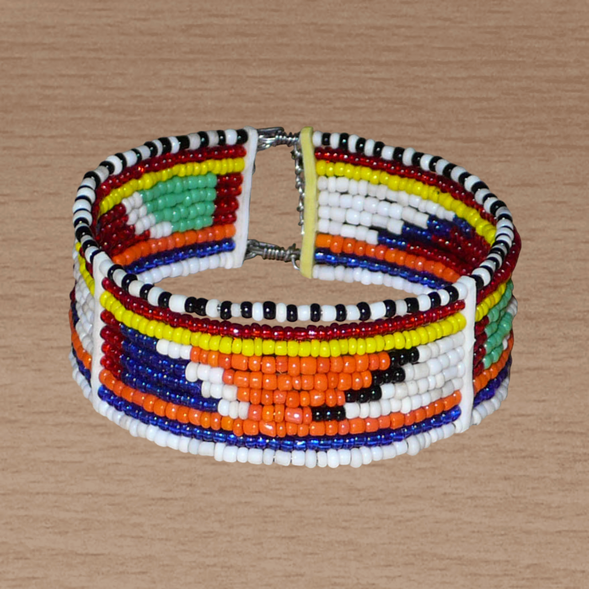 Bracelet africain tribal Massai composé de dix rangées de perles de rocaille multicolores aux couleurs et motifs traditionnels Massai.