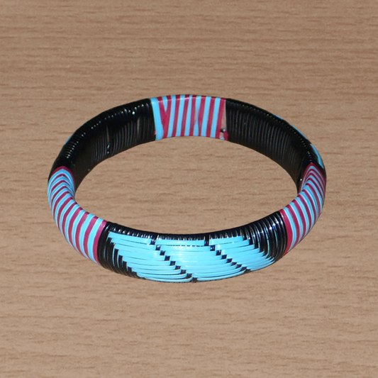 Bracelet africain tricolore à motifs tribaux tissés à partir de plastique recyclé bleu, noir et rose.