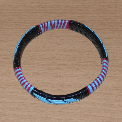 Bracelet africain tricolore à motifs tribaux tissés à partir de plastique recyclé bleu, noir et rose.