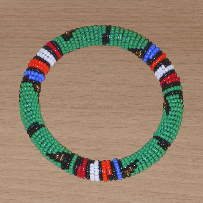 Bracelet africain tubulaire vert et multicolore à motifs ethniques traditionnels zoulous composé de perles de rocaille tissées.