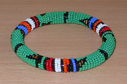 Bracelet africain tubulaire vert et multicolore à motifs ethniques traditionnels zoulous composé de perles de rocaille tissées.