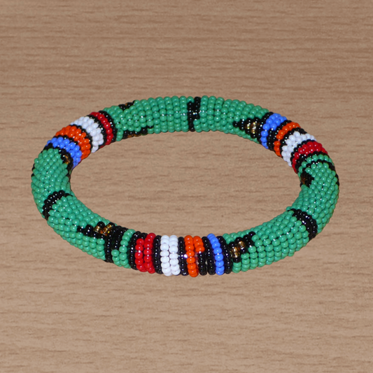 Bracelet africain tubulaire vert et multicolore à motifs ethniques traditionnels zoulous composé de perles de rocaille tissées.