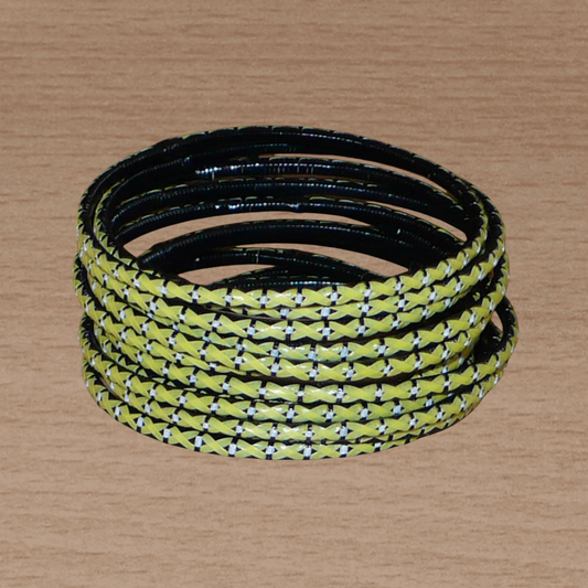 Lot de 12 bracelets africains fabriqués au Mali : très fins et légers à porter, ces bracelets sont tressés à partir de fines bandes de plastique recyclé jaune, blanc et noir.