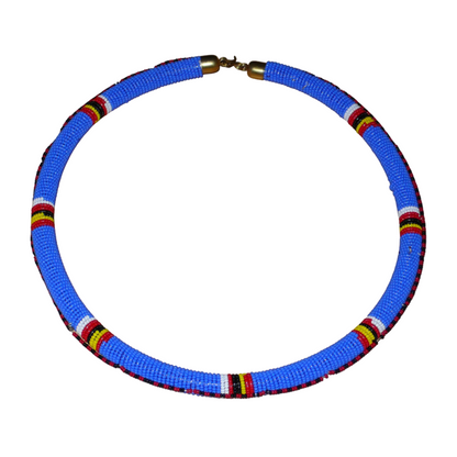 Collier africain Massai tubulaire composé de perles de rocaille principalement bleues, décoré de motifs ethniques perlés.