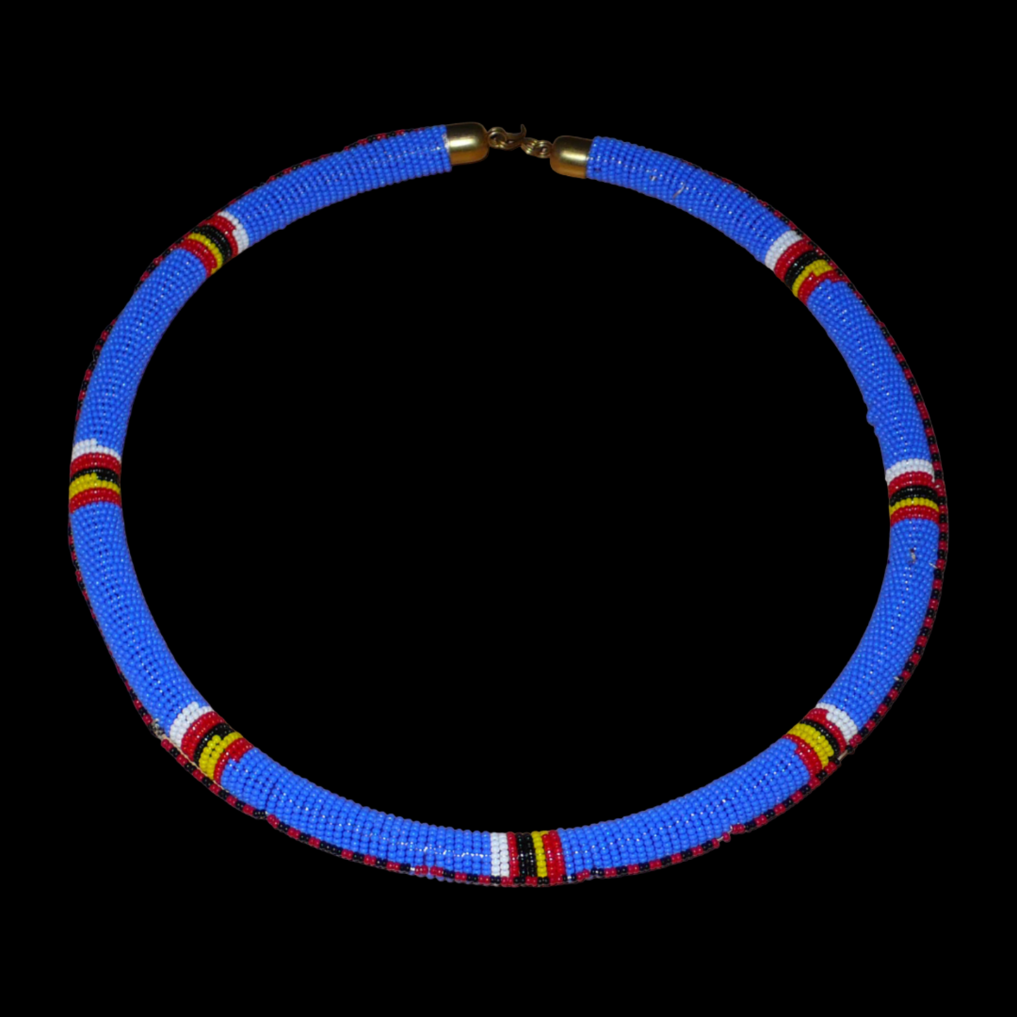 Collier africain Massai tubulaire composé de perles de rocaille principalement bleues, décoré de motifs ethniques perlés.