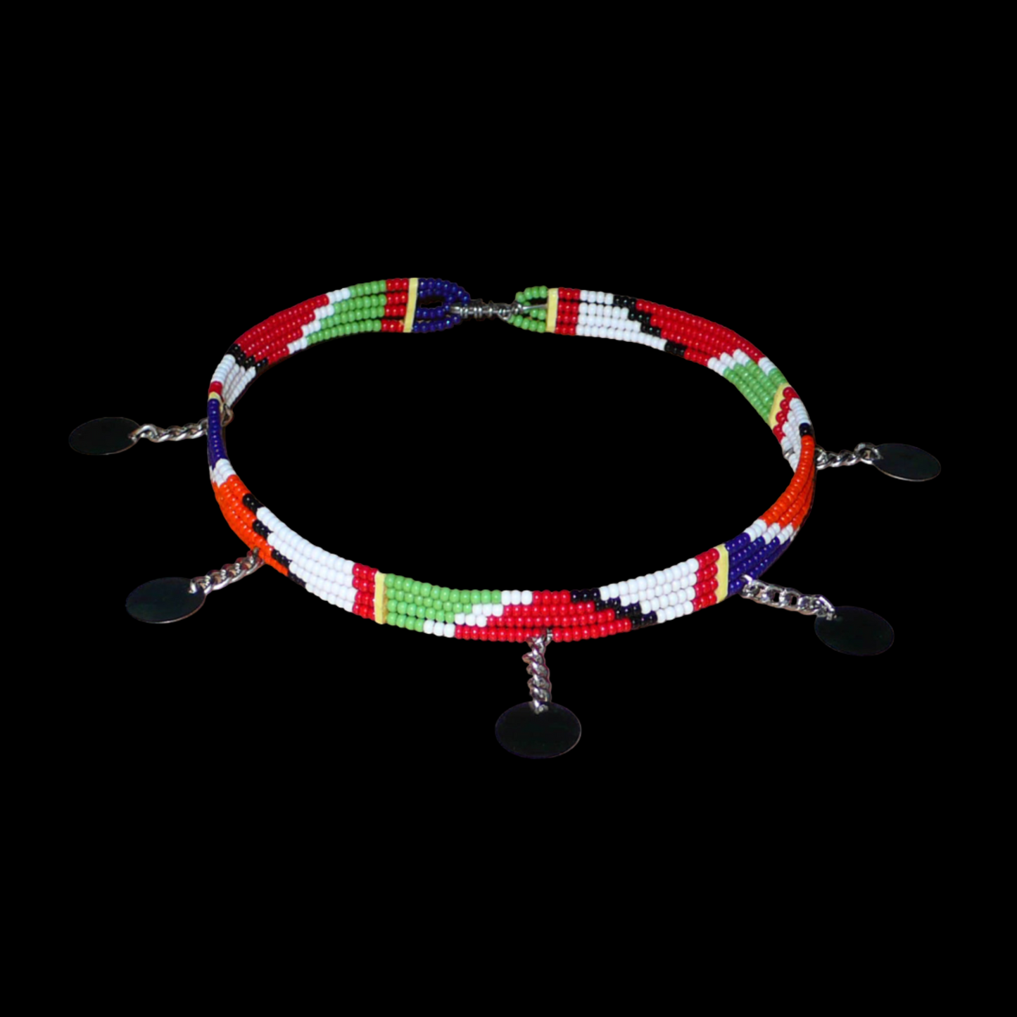 Collier africain à motifs ethniques Massai composé quatre rangées de perles de rocaille rouges, vertes, blanches, orange et bleu foncé, et décoré de cinq disques métalliques attachés à des petites chaînettes. La longueur autour du cou de ce collier est de 34 cm et sa largeur de 1 cm.