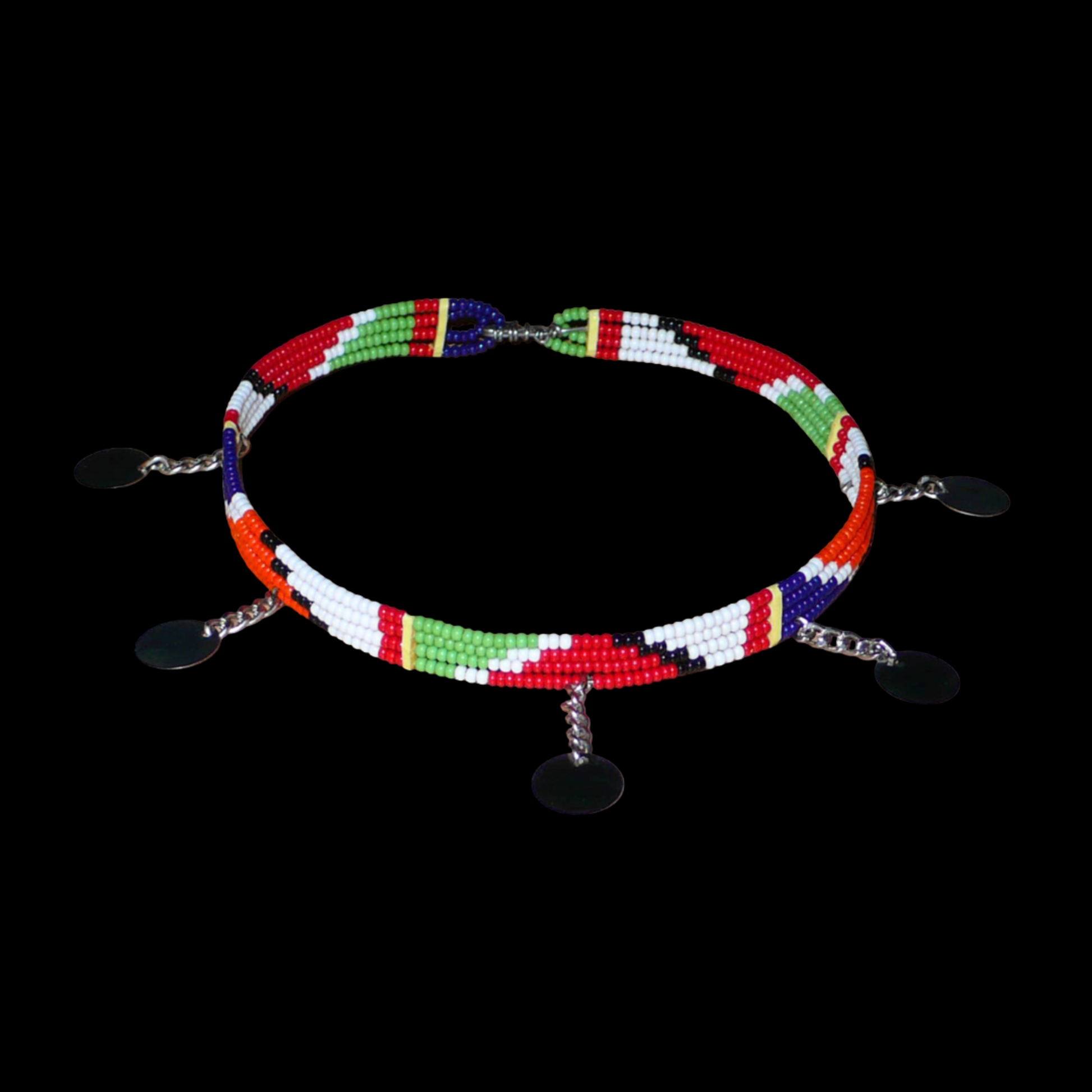 Collier africain à motifs ethniques Massai composé quatre rangées de perles de rocaille rouges, vertes, blanches, orange et bleu foncé, et décoré de cinq disques métalliques attachés à des petites chaînettes. La longueur autour du cou de ce collier est de 34 cm et sa largeur de 1 cm.