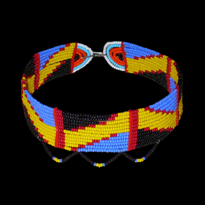 Collier africain Massai multi-rangs à motifs ethniques composé de douze rangées de perles principalement jaunes, bleues, noires et rouges.