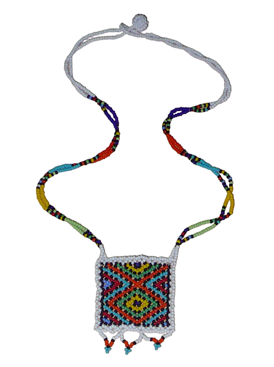 Collier africain orné d'un pendentif carré à motifs ethniques zoulous décoré d'une petite frise perlée. Il se compose d'un tissage de perles de rocaille blanches et multicolores et s'attache avec un fermoir à boule.
