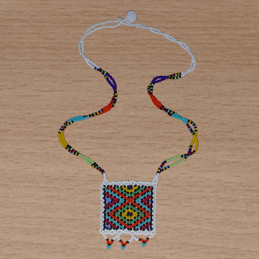 Collier africain traditionnel en perles de rocaille blanches et multicolores orné d'un pendentif carré à motifs ethniques zoulous.