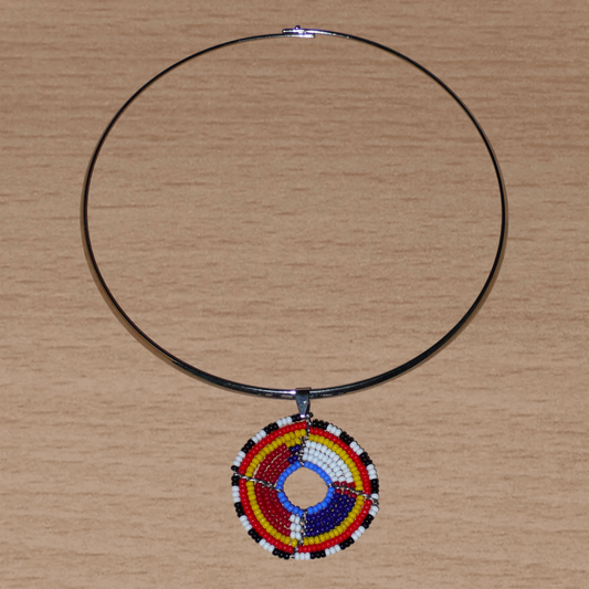 Collier africain composé d'un ras de cou en laiton orné d'un petit médaillon fait d'un tissage de perles de rocaille. Il mesure 18,5 cm de long, la circonférence du ras de cou est de 42,5 cm et son diamètre de 13,5 cm ; le médaillon mesure 4,5 cm de long et de large.