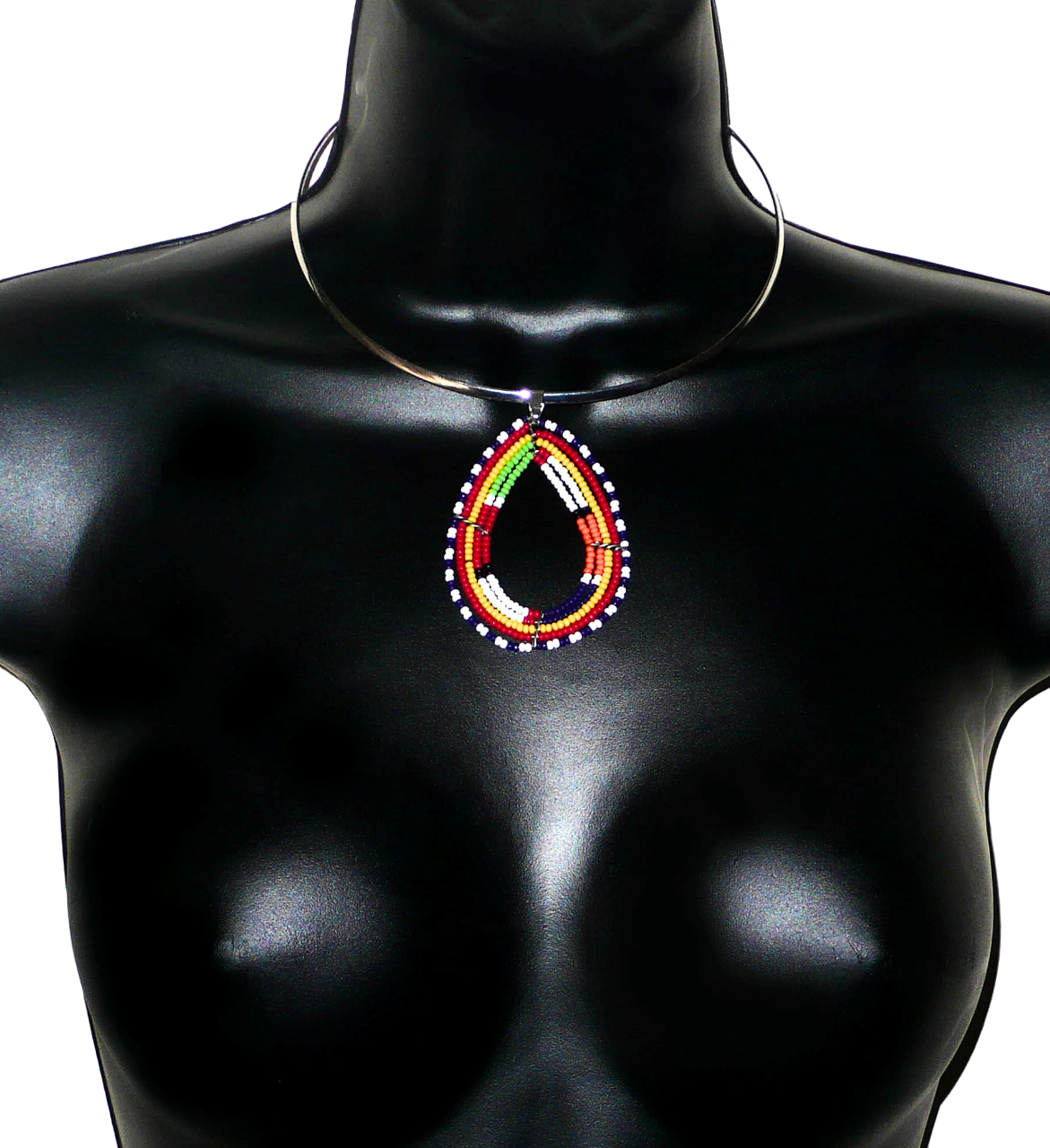 Bijou africain composé d'un collier ras de cou en laiton agrémenté d'un pendentif ethnique Massai en forme de goutte fait de perles de rocaille multicolores.