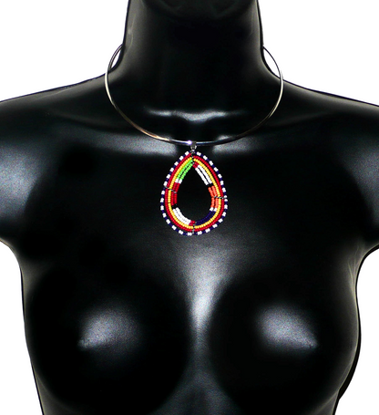 Bijou africain composé d'un collier ras de cou en laiton agrémenté d'un pendentif ethnique Massai en forme de goutte fait de perles de rocaille multicolores.