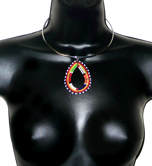 Bijou africain composé d'un collier ras de cou en laiton agrémenté d'un pendentif ethnique Massai en forme de goutte fait de perles de rocaille multicolores.
