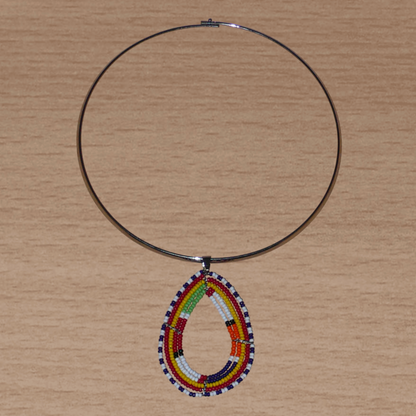 Bijou africain composé d'un collier ras de cou en laiton agrémenté d'un pendentif ethnique Massai en forme de goutte fait de perles de rocaille multicolores.