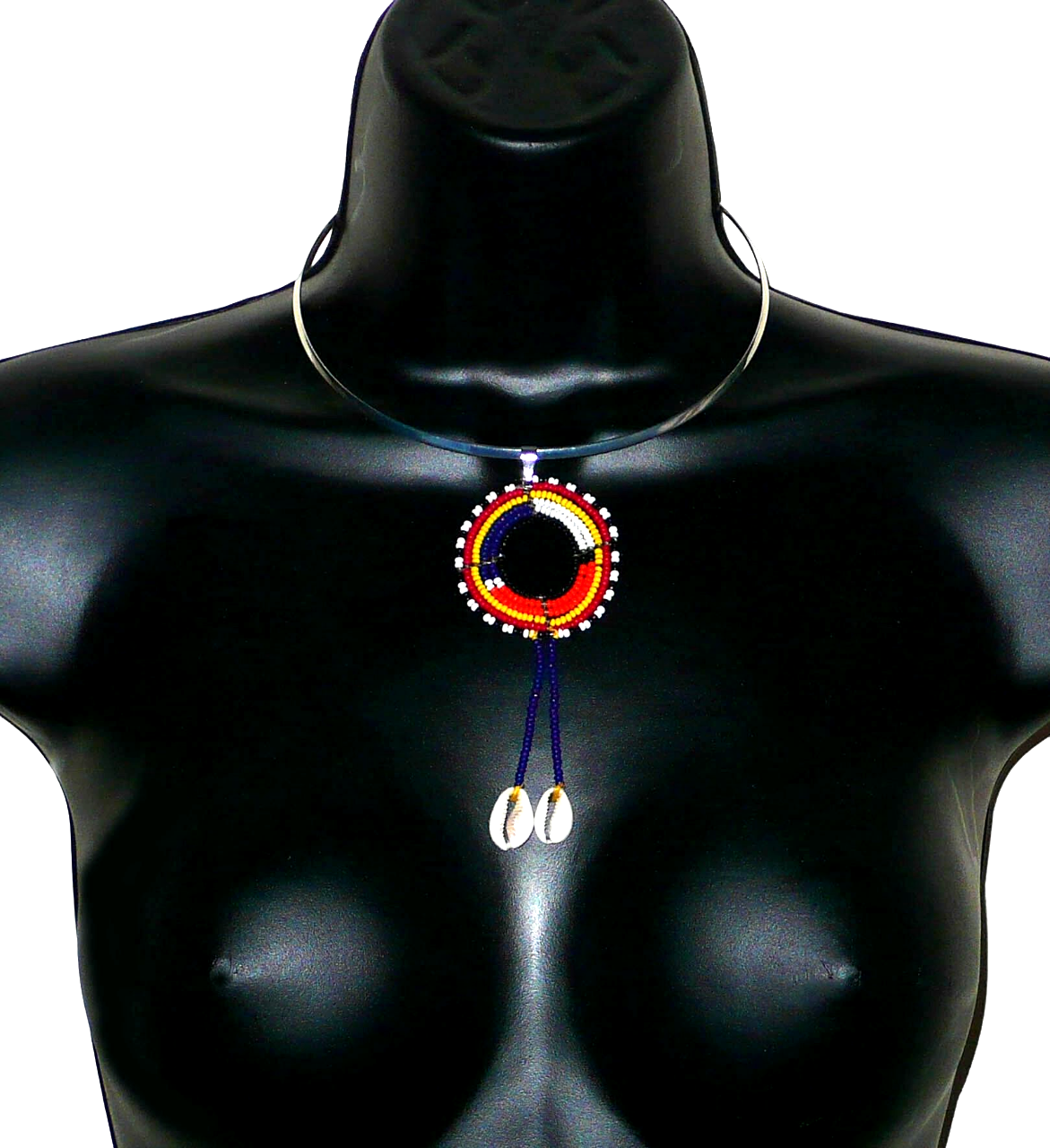 Collier africain Massai composé d'un ras de cou en laiton agrémenté d'un long pendentif ethnique fait de perles de rocaille et de coquillages cauris.