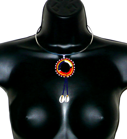 Collier africain Massai composé d'un ras de cou en laiton agrémenté d'un long pendentif ethnique fait de perles de rocaille et de coquillages cauris.