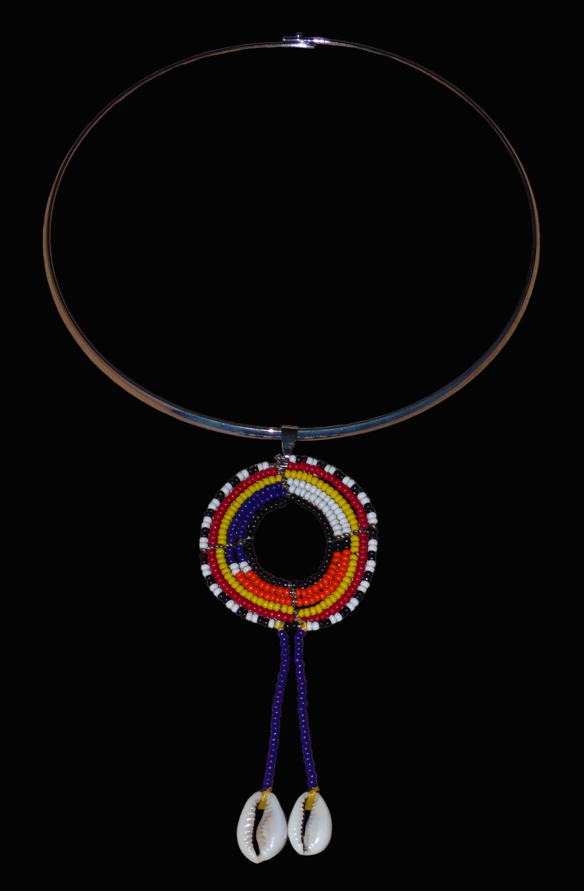 Collier africain Massai composé d'un ras de cou en laiton agrémenté d'un long pendentif ethnique fait de perles de rocaille et de coquillages cauris.