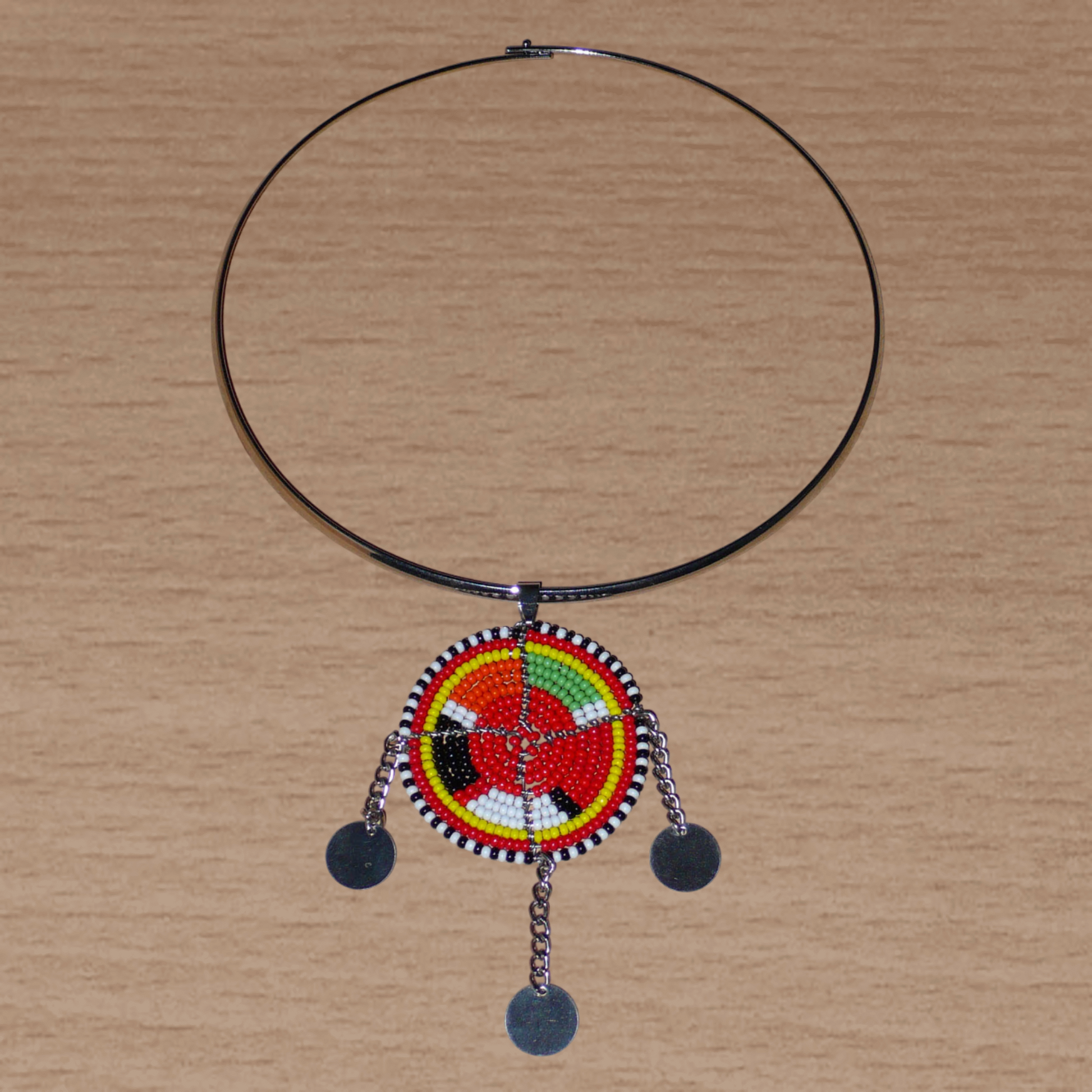 Collier africain contemporain en laiton orné d'un pendentif tribal Massai fait de perles de rocaille multicolores et de disques métalliques.