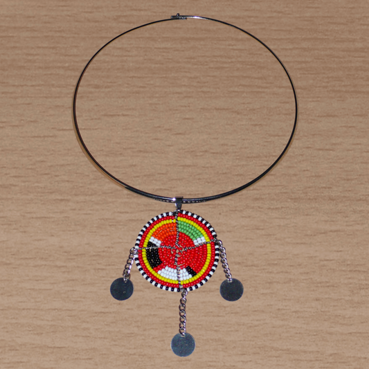 Collier africain contemporain en laiton orné d'un pendentif tribal Massai fait de perles de rocaille multicolores et de disques métalliques.