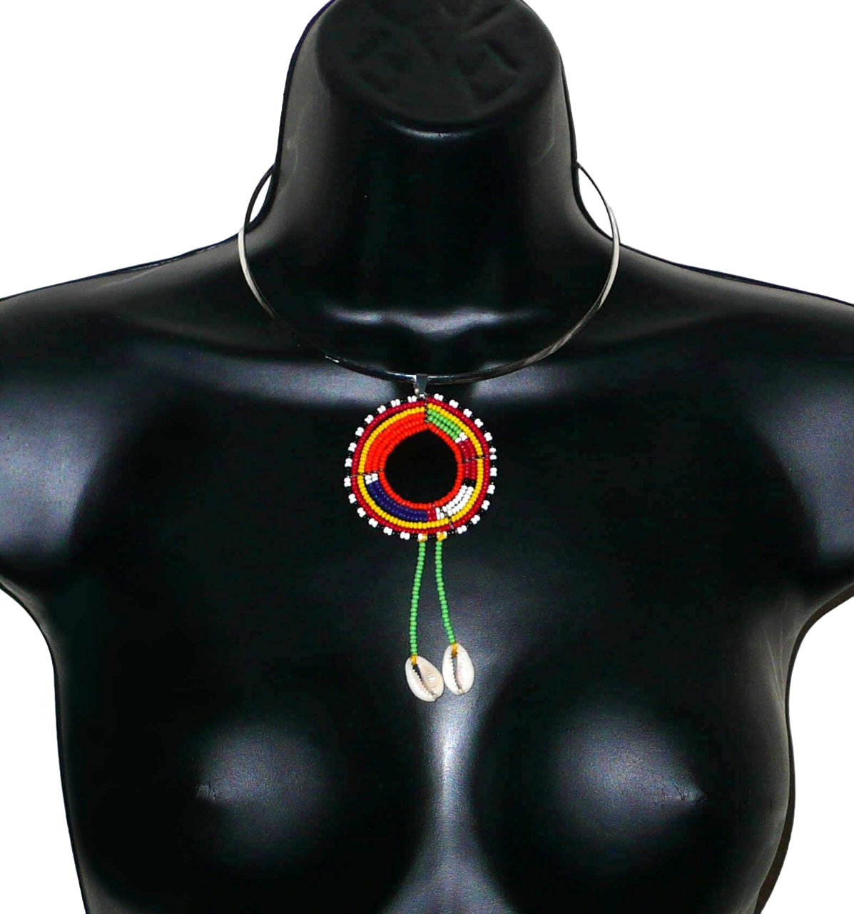 Collier africain se composant d'un ras de cou en laiton orné d'un long pendentif ethnique Massai en perles de rocaille vertes et multicolores et coquillages cauris.