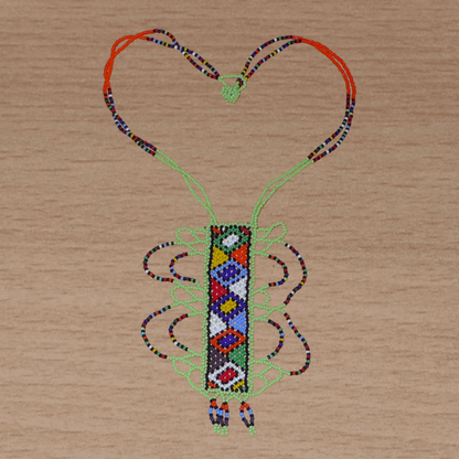 Collier sud-africain vert et multicolore à motifs ethniques zoulous, agrémenté d'un long et large pendentif en perles de rocaille.
