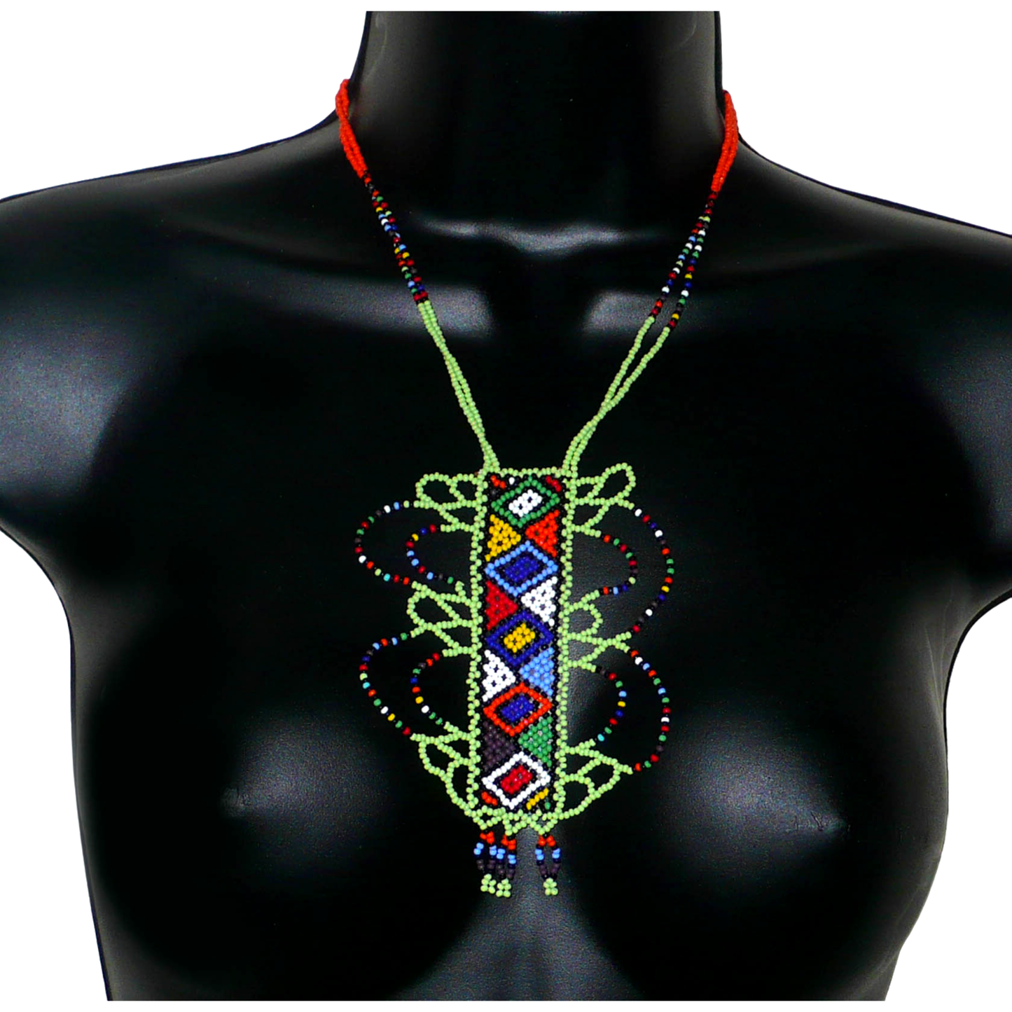 Collier sud-africain vert et multicolore à motifs ethniques zoulous, agrémenté d'un long et large pendentif en perles de rocaille.