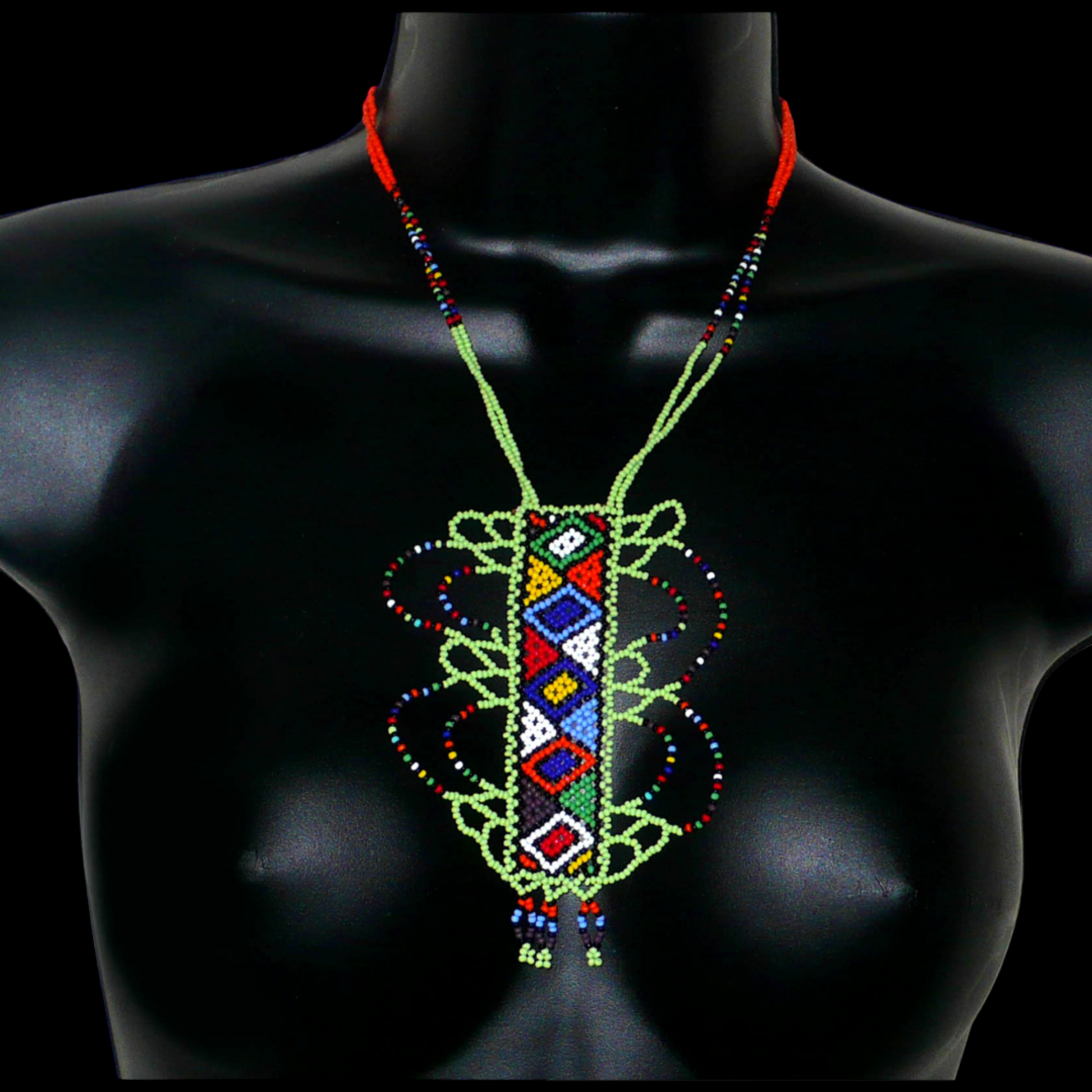 Collier sud-africain vert et multicolore à motifs ethniques zoulous, agrémenté d'un long et large pendentif en perles de rocaille.