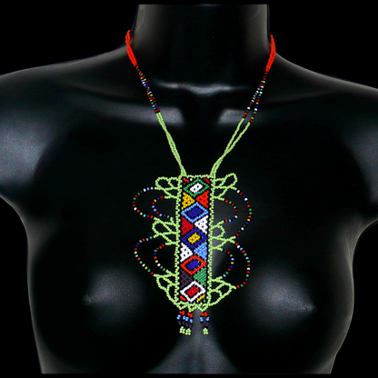 Collier sud-africain vert et multicolore à motifs ethniques zoulous, agrémenté d'un long et large pendentif en perles de rocaille.