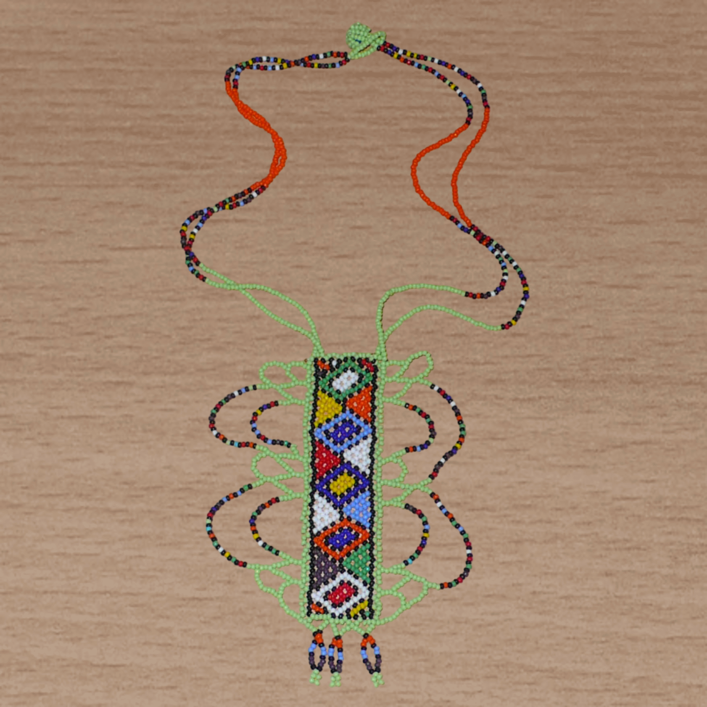 Collier sud-africain vert et multicolore à motifs ethniques zoulous, agrémenté d'un long et large pendentif en perles de rocaille.