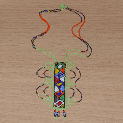 Collier sud-africain vert et multicolore à motifs ethniques zoulous, agrémenté d'un long et large pendentif en perles de rocaille.