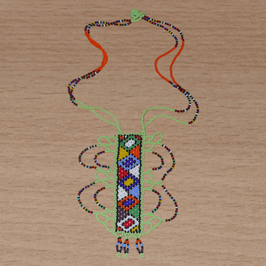 Collier sud-africain vert et multicolore à motifs ethniques zoulous, agrémenté d'un long et large pendentif en perles de rocaille.
