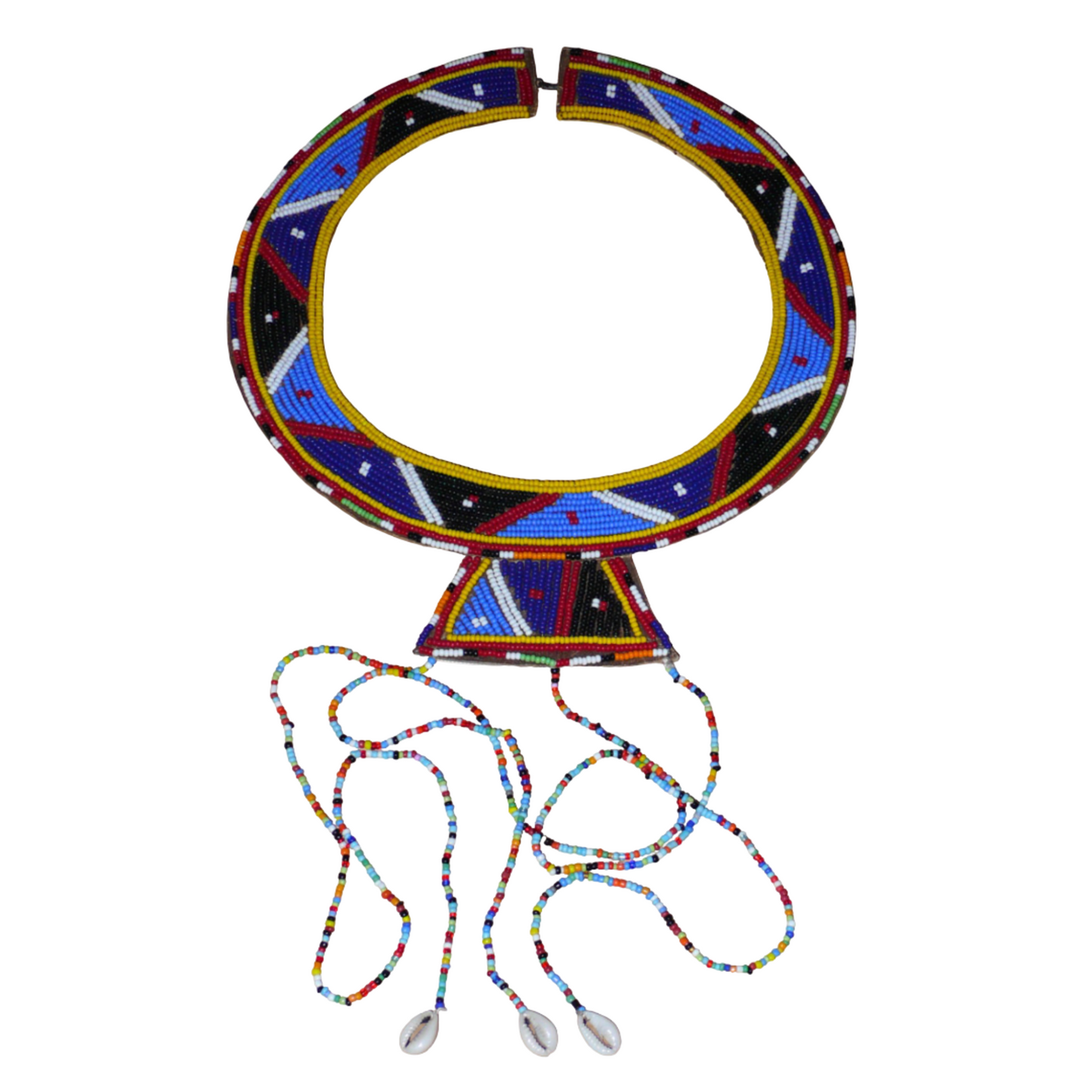 Collier africain traditionnel Massai composé de perles de rocaille principalement bleues brodées sur un morceau de cuir brut ; il se prolonge de longues franges perlées avec à leur base des coquillages cauris.