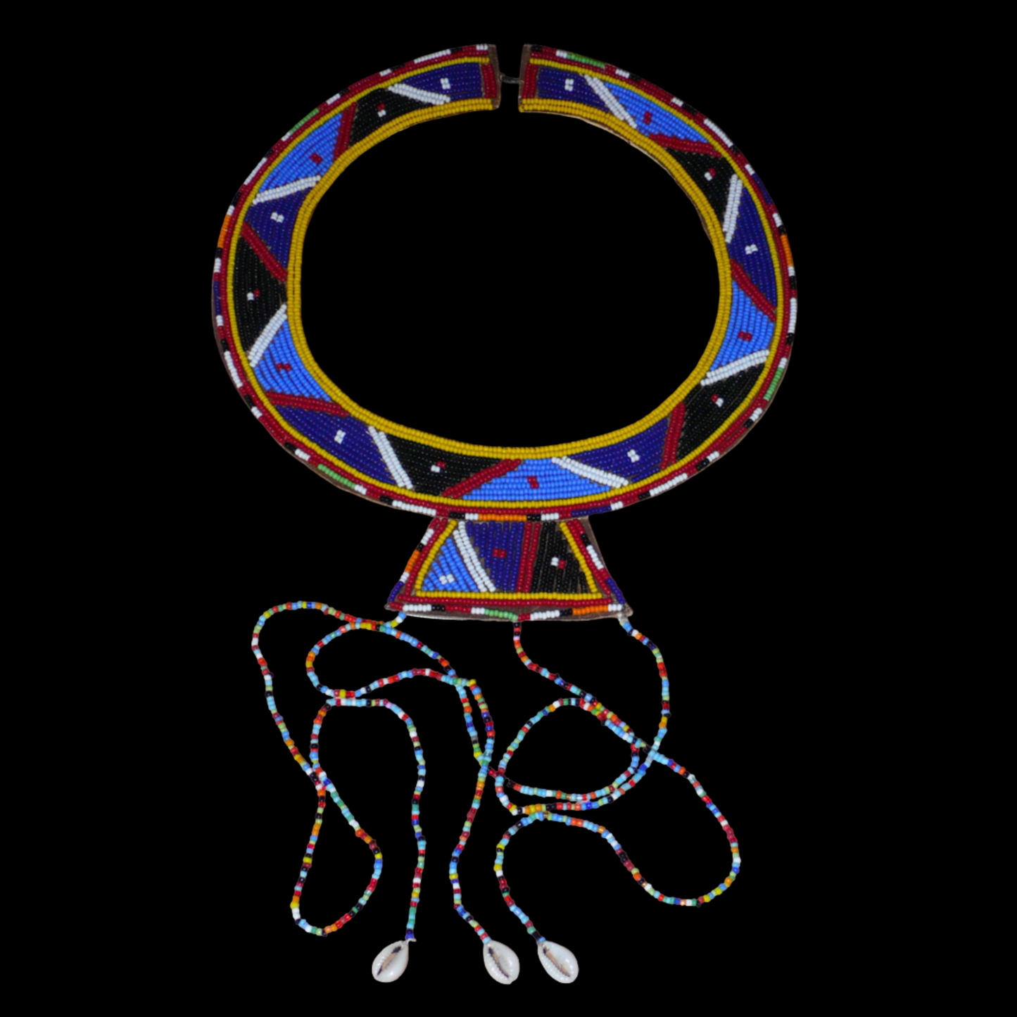 Collier africain traditionnel Massai composé de perles de rocaille principalement bleues brodées sur un morceau de cuir brut ; il se prolonge de longues franges perlées avec à leur base des coquillages cauris.