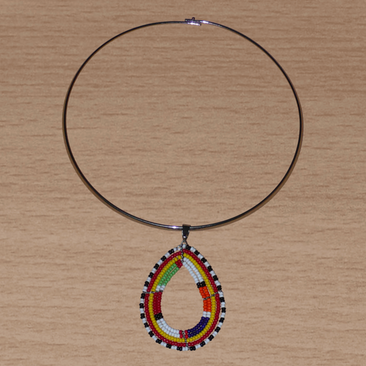 Alliance de tradition Massai et de modernité, ce collier ethnique chic se compose d'un ras de cou en laiton orné d'un pendentif en forme de goutte fait de perles de rocaille multicolores.