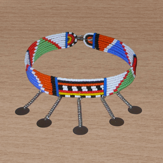 Collier ras de cou africain Massai à motifs ethniques traditionnels composé de huit rangées de perles de rocaille multicolores et décoré de chaînettes ornées de disques métalliques.